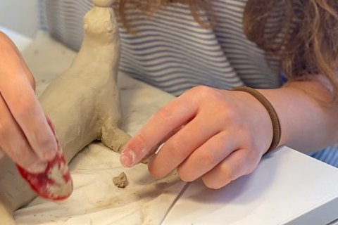 Barn arbejder koncentreret med ler